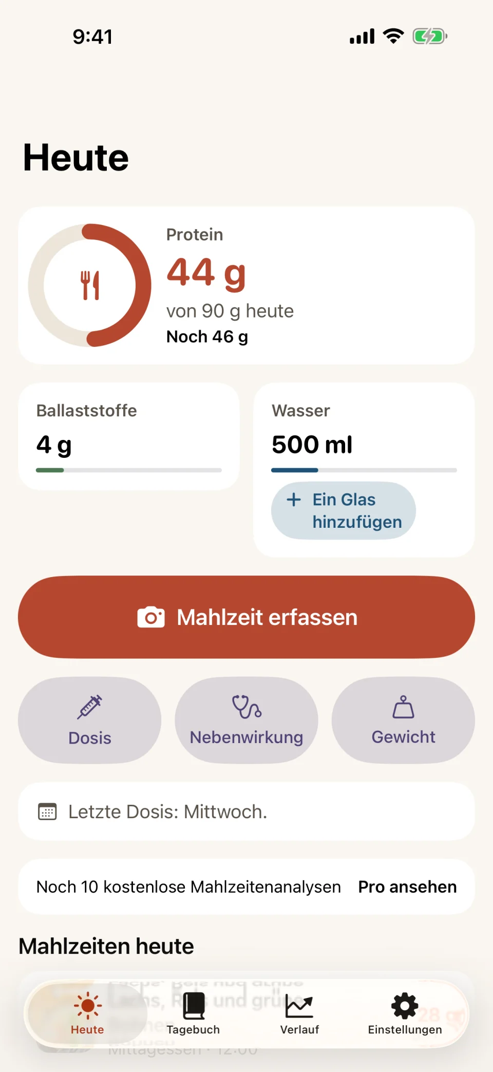 Der Tab „Heute“ in Glutide: ein Proteinring bei 44 von 90 Gramm, Balken für Ballaststoffe und Wasser, eine Schaltfläche „Mahlzeit erfassen“, Schnelltasten für „Dosis“, „Nebenwirkung“ und „Gewicht“ sowie ein Hinweis, dass noch 10 kostenlose Mahlzeitenanalysen übrig sind.