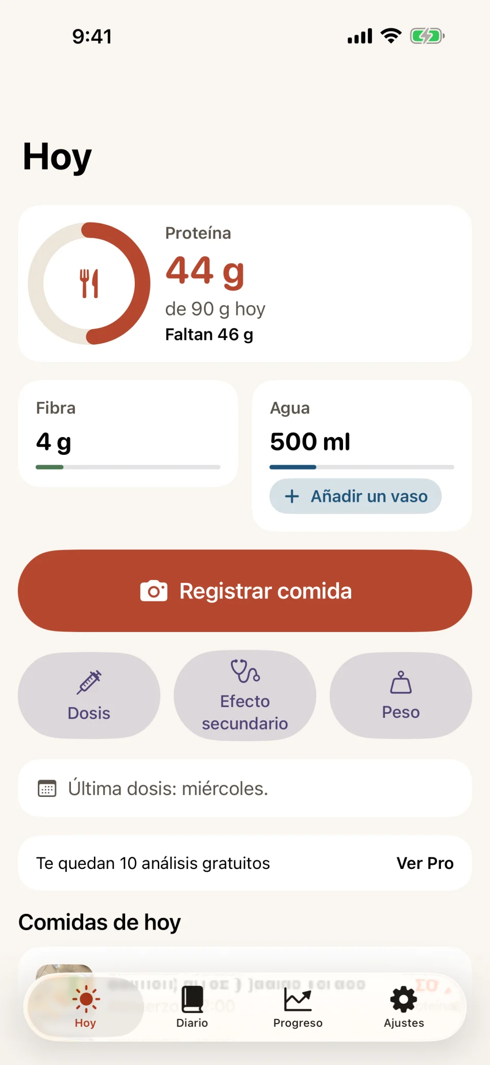 La pantalla Hoy de Glutide: un anillo de proteína en 44 de 90 gramos, barras de fibra y agua, un botón Registrar comida, botones rápidos para Dosis, Efecto secundario y Peso, y un aviso de que te quedan 10 análisis gratuitos.