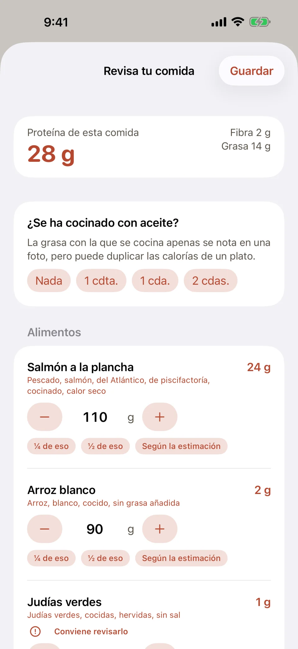 La pantalla Revisa tu comida de Glutide: 28 gramos de proteína de salmón a la plancha, arroz blanco y judías verdes, una pregunta sobre el aceite de cocinar con las opciones Nada, 1 cdta., 1 cda. o 2 cdas., y cada alimento con un peso en gramos que se puede subir, bajar o dividir a la mitad.