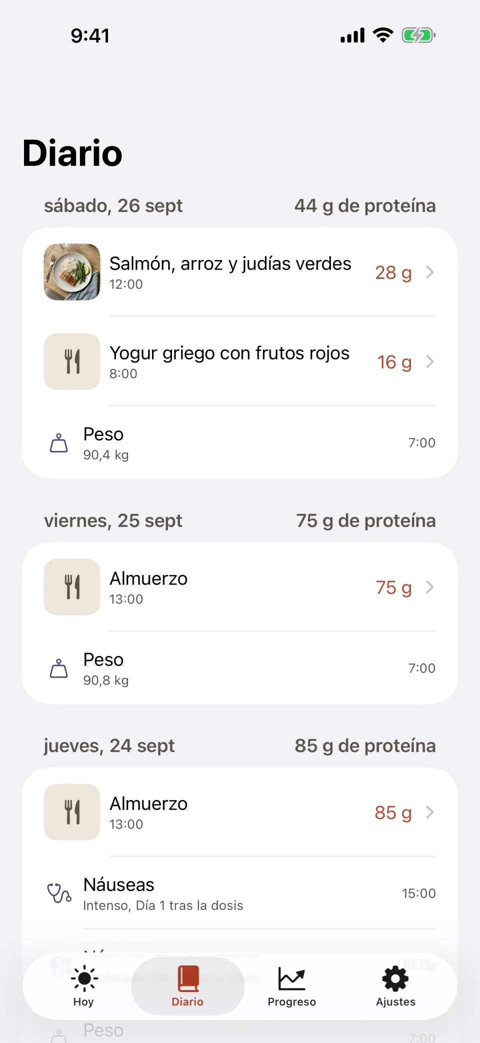 La pestaña Diario de Glutide: el sábado con 44 gramos de proteína del salmón con arroz y judías verdes y del yogur griego con frutos rojos, más un registro de peso; el viernes con 75 gramos; y el jueves con 85 gramos y un registro de náuseas marcado como Intenso, día 1 tras la dosis.