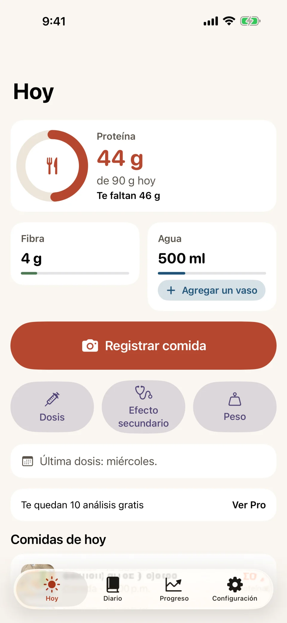 La pantalla Hoy de Glutide: un anillo de proteína en 44 de 90 gramos, barras de fibra y agua, un botón Registrar comida, botones rápidos para Dosis, Efecto secundario y Peso, y un aviso de que te quedan 10 análisis gratis.