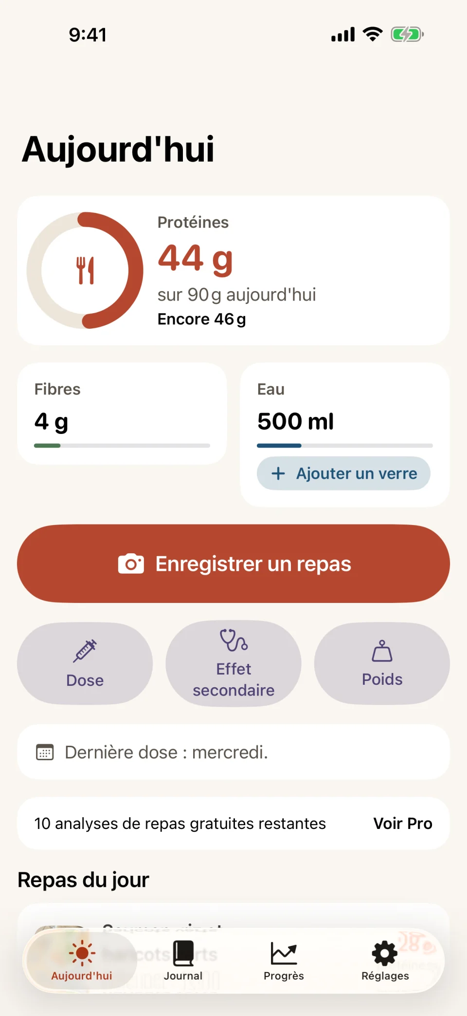 L’écran Aujourd’hui de Glutide : un anneau de protéines à 44 sur 90 grammes, des barres pour les fibres et l’eau, un bouton Enregistrer un repas, des boutons rapides Dose, Effet secondaire et Poids, et une note indiquant qu’il reste 10 analyses de repas gratuites.
