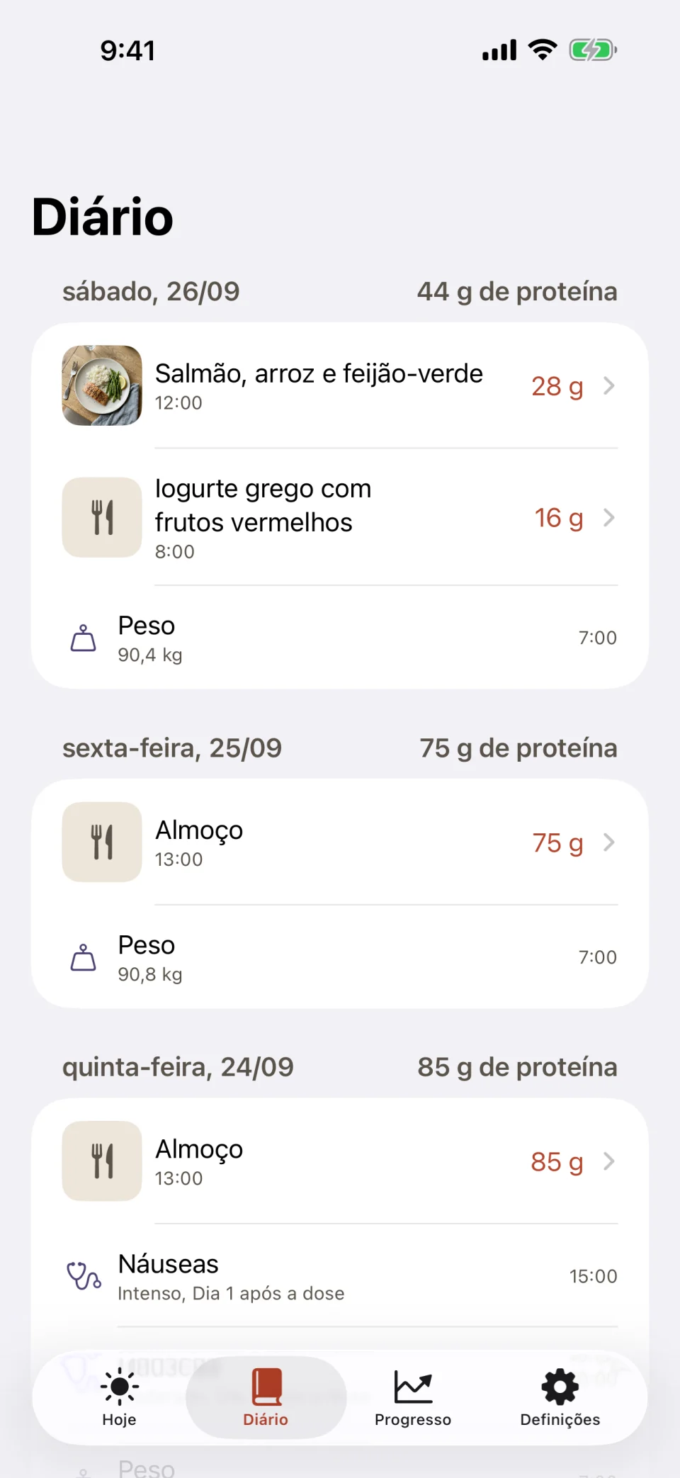 O separador Diário do Glutide: sábado com 44 gramas de proteína, provenientes de salmão com arroz e feijão-verde e de iogurte grego com frutos vermelhos, mais uma pesagem; sexta-feira com 75 gramas; e quinta-feira com 85 gramas e um registo de náuseas de intensidade Intenso, no dia 1 após a dose.